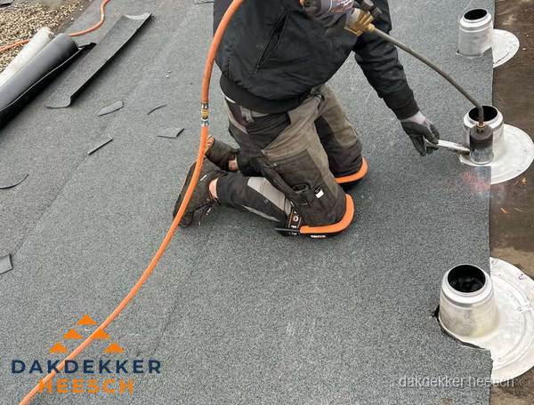 Dakdekker repareert bitumen dakleer bij dakdoorvoer in Heesch Dakdekker repareert bitumen dakleer bij dakdoorvoer in Heesch