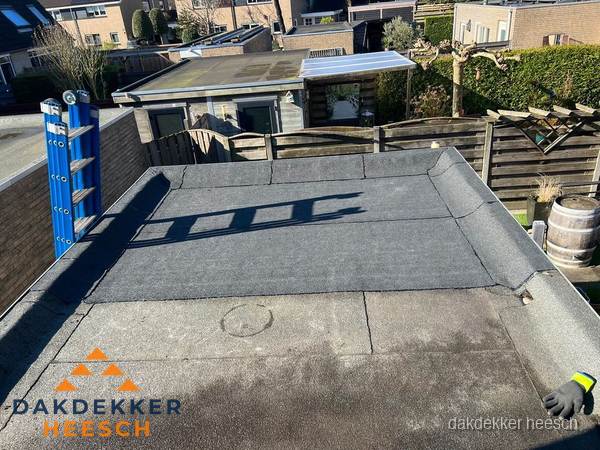 Dakdekker bij bitumen plat dak renovatie in Heesch Dakdekker bij bitumen plat dak renovatie in Heesch