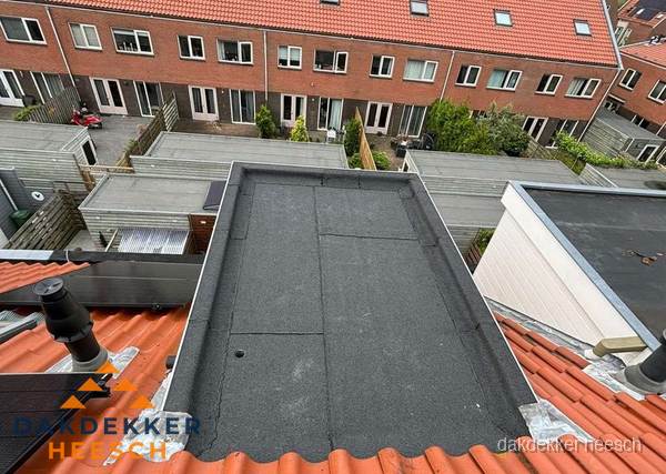 Plat dak met bitumen bedekking naast dakkapel in Heesch Plat dak met bitumen bedekking naast dakkapel in Heesch