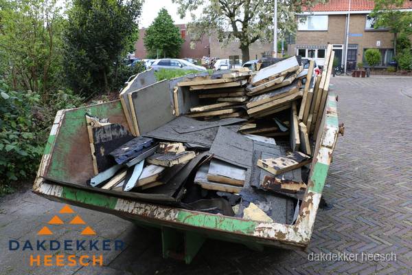 Puincontainer met oud dakmateriaal na dakrenovatie in Heesch