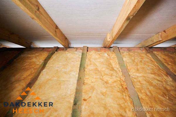 Dakisolatie met glaswol tussen dakspanten in Heesch