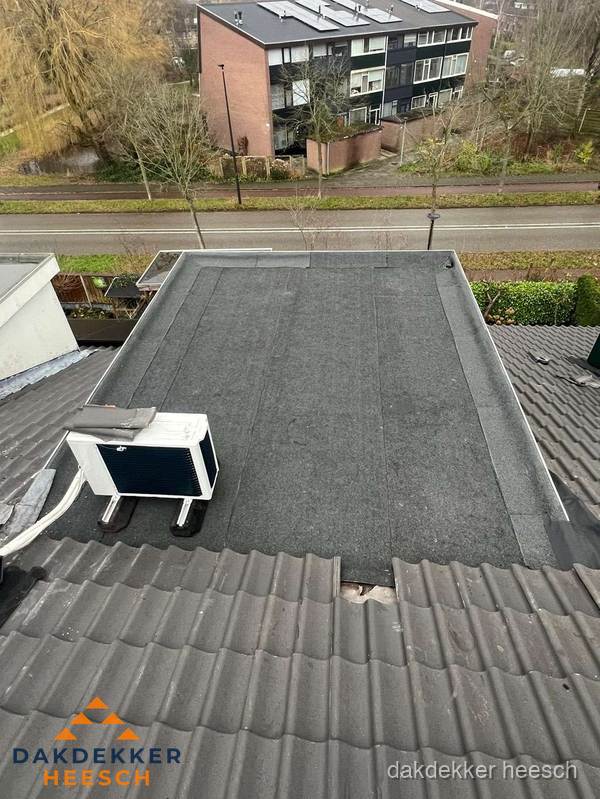 Plat dak inspectie met bitumen bedekking naast schuin pannendak in Heesch Plat dak inspectie met bitumen bedekking naast schuin pannendak in Heesch