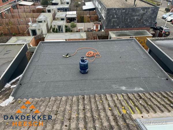 Plat dak met nieuwe bitumen dakbedekking en brandgereedschap in Heesch Plat dak met nieuwe bitumen dakbedekking en brandgereedschap in Heesch