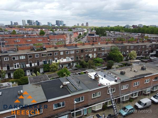 Spoed dakdekker aan het werk op plat dak in woonwijk Heesch Spoed dakdekker aan het werk op plat dak in woonwijk Heesch