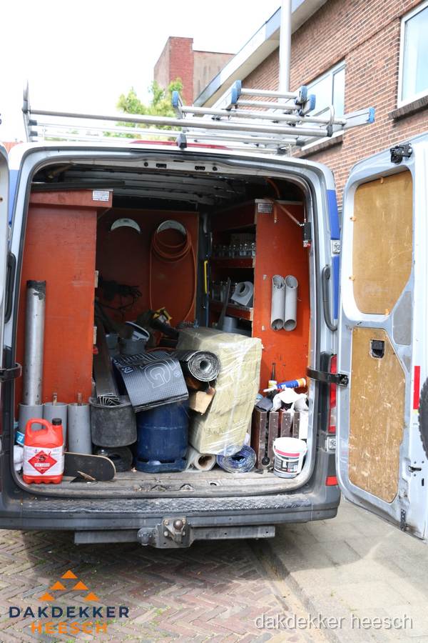Bedrijfsbus van dakdekker met gereedschap en materialen in Heesch