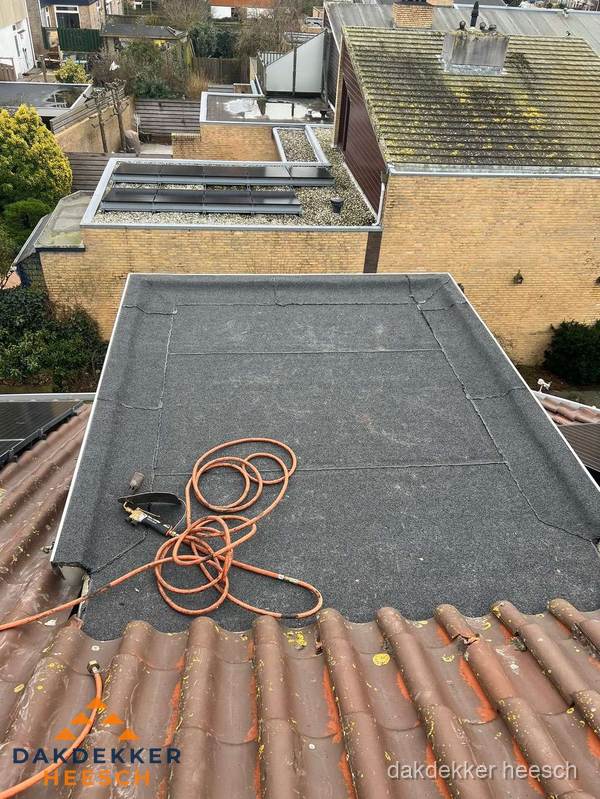 Reparatie aansluiting plat dak en schuin dak in Heesch