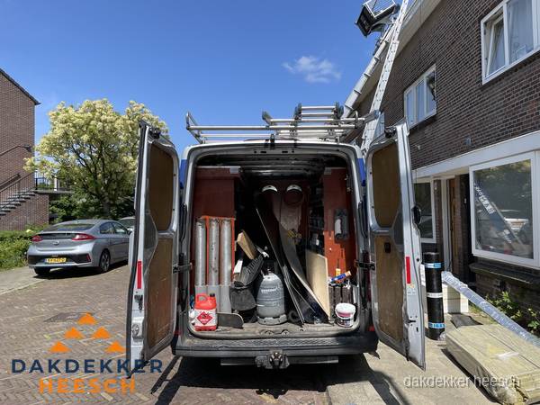 Spoed dakdekker bus met gereedschap en ladder bij woning in Heesch