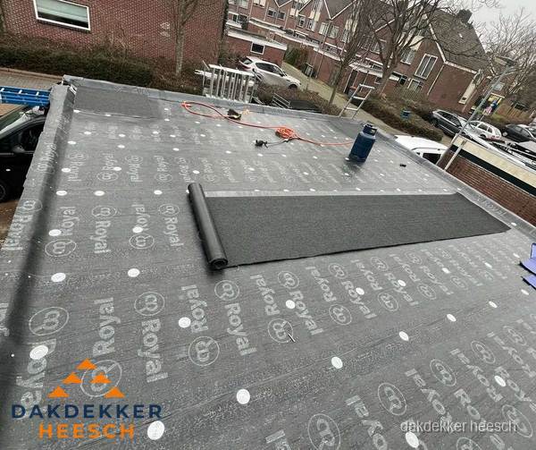 Dakrenovatie plat dak met bitumen dakbedekking in Heesch