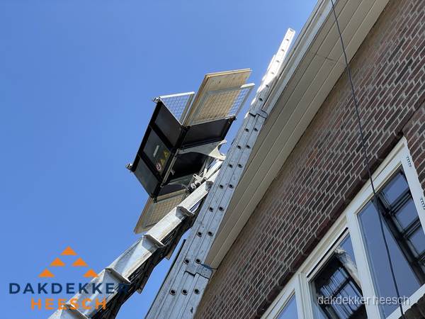 Dakgoot vervangen met dakdekkerslift in Heesch Dakgoot vervangen met dakdekkerslift in Heesch