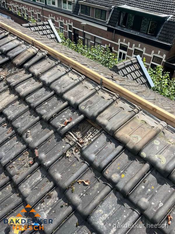 Dakonderhoud aan schuin pannendak met nokvernieuwing in Heesch Dakonderhoud aan schuin pannendak met nokvernieuwing in Heesch