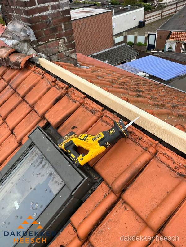 Kosten dak vervangen: werkzaamheden aan pannendak in Heesch Kosten dak vervangen: werkzaamheden aan pannendak in Heesch