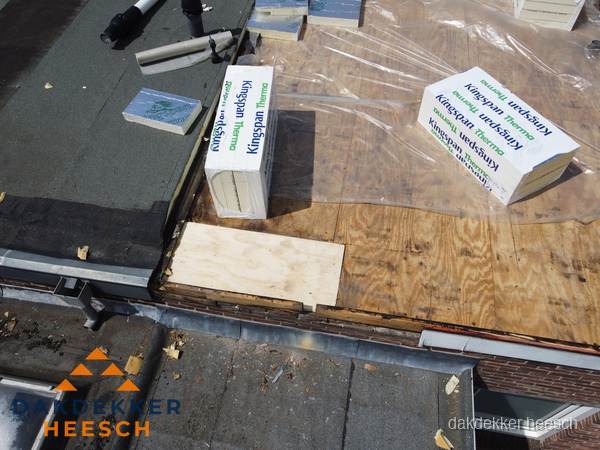 Plat dak isolatie met Kingspan isolatieplaten tijdens renovatie in Heesch