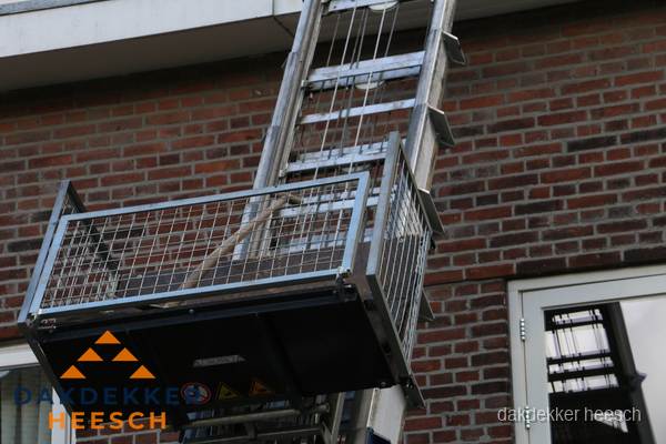 Ladderlift met dakpannen voor dakpan reparatie in Heesch