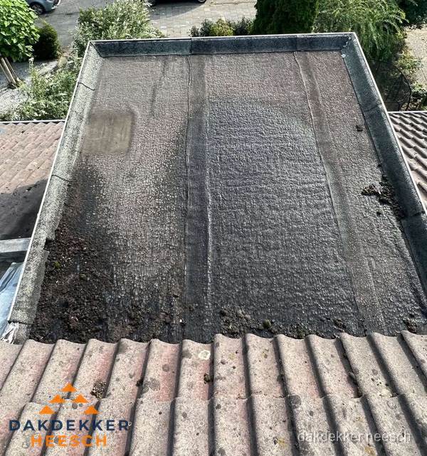 Verouderd plat dak met bitumen en slijtage voor lekkage inspectie in Heesch Verouderd plat dak met bitumen en slijtage voor lekkage inspectie in Heesch