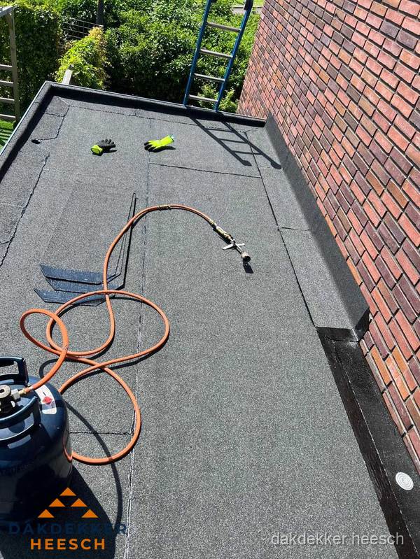 Plat dak met bitumen en brandgereedschap van dakdekkersbedrijf in Heesch Plat dak met bitumen en brandgereedschap van dakdekkersbedrijf in Heesch