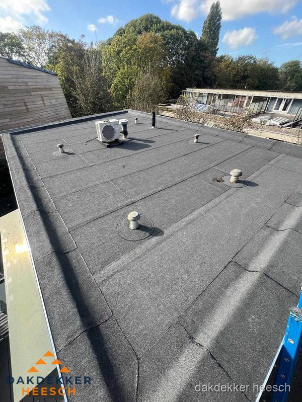 Kosten dakdekker: afgewerkt plat bedrijfsdak met bitumen in Heesch Kosten dakdekker: afgewerkt plat bedrijfsdak met bitumen in Heesch
