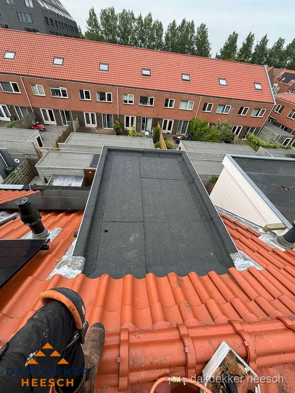 Bitumen dak reparatie op plat dak tussen dakpannen in Heesch Bitumen dak reparatie op plat dak tussen dakpannen in Heesch
