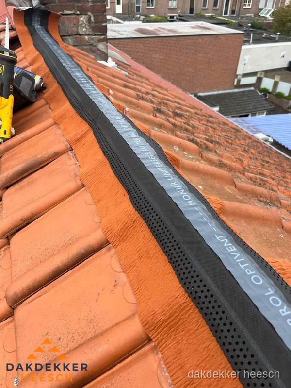 Nokventilatie installeren op hellend pannendak in Heesch Nokventilatie installeren op hellend pannendak in Heesch