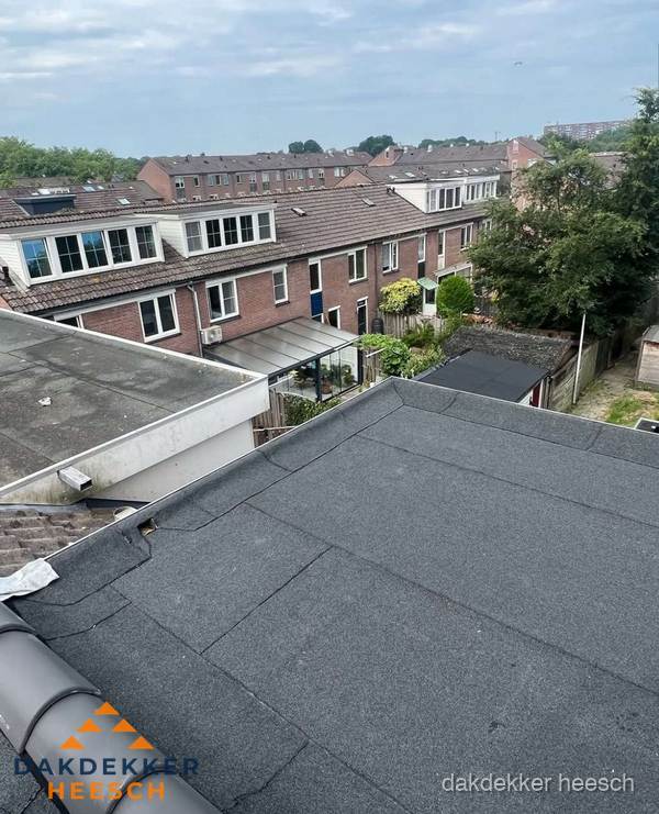 Vernieuwd plat dak met bitumen in woonwijk in Heesch