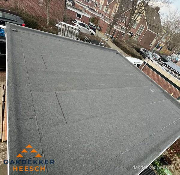 Nieuwe bitumen dakbedekking op plat dak van garage in Heesch Nieuwe bitumen dakbedekking op plat dak van garage in Heesch